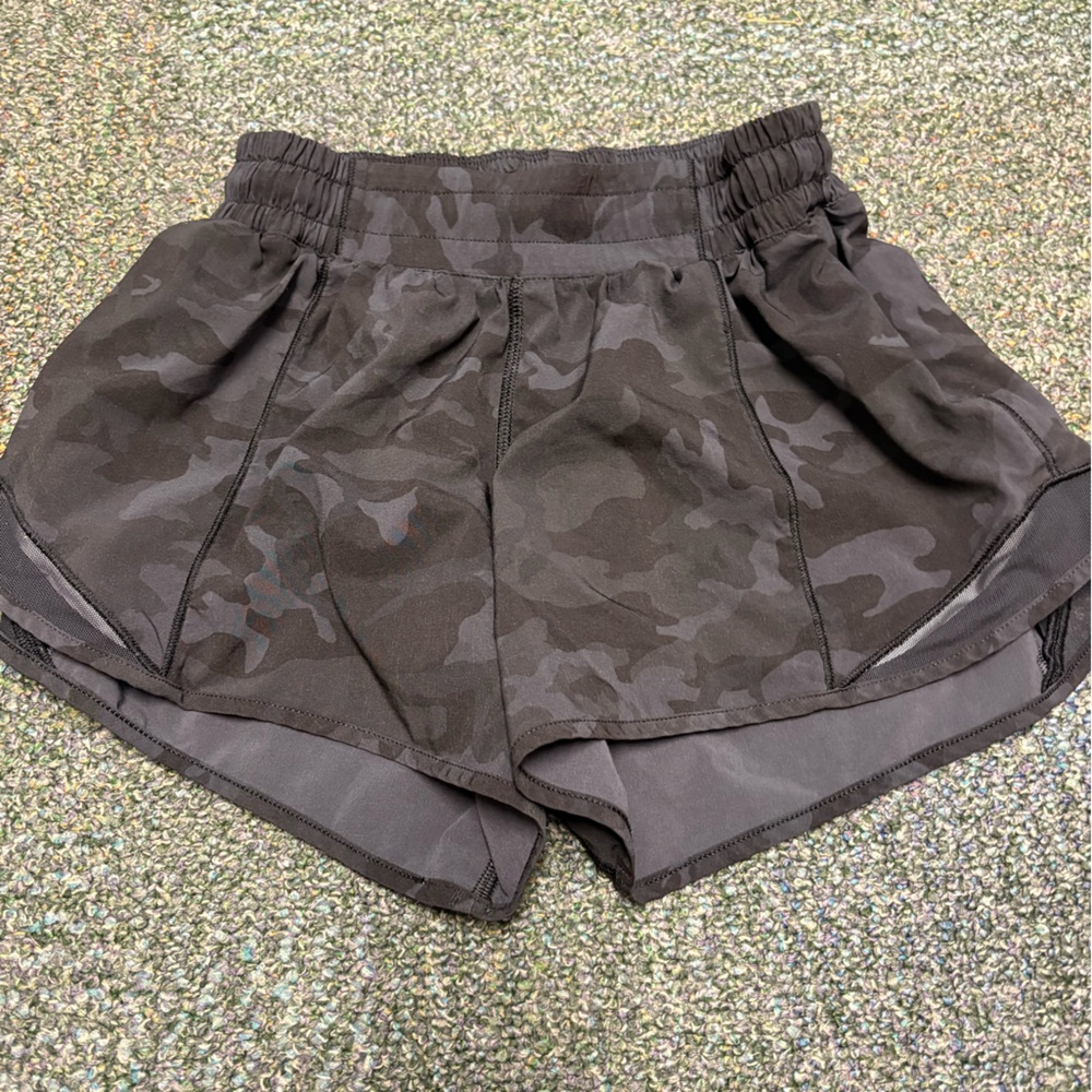 Women's Black Lululemon LR Hotty Hot Camo Shorts Sz 4 4”
